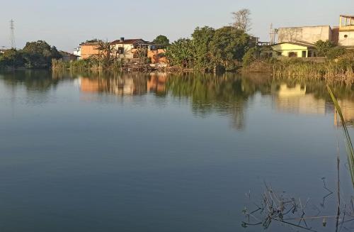 a large body of water with buildings in the background at Casa de praia Região dos Lagos - Unamar - Cabo Frio RJ in Cabo Frio