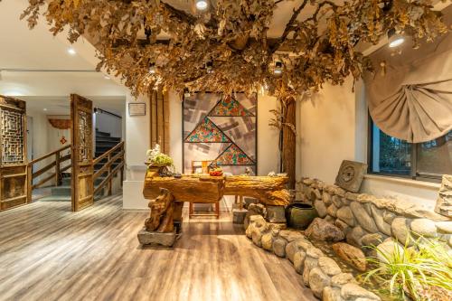a living room with a couch and a table at PuYuan Laoyangfang Huayuan GuestHouse in Xi'an