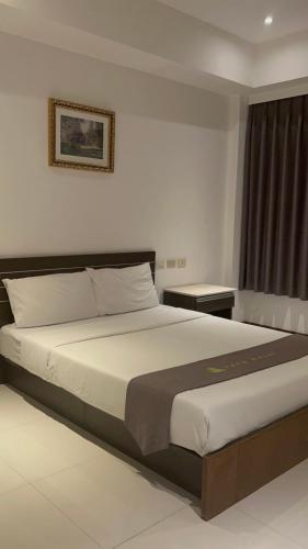 a bedroom with a large bed in a room at Vera Hotel in Angeles