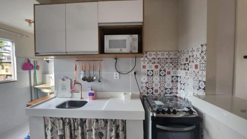 a small kitchen with a sink and a microwave at Apt Mário Covas COP 30 in Belém