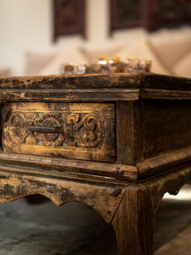 an ornate wooden table with a carved wooden top at PuYuan Laoyangfang Huayuan GuestHouse in Xi'an