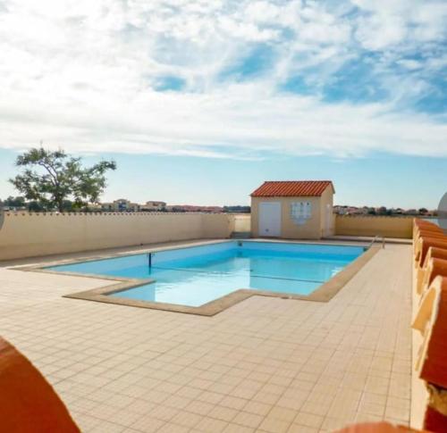 une piscine sur le toit d'une maison dans l'établissement Superbe appartement moderne avec piscine, au Barcarès