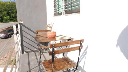 a wooden table and a chair on a balcony at Depas Colinas del Valle in Tepic