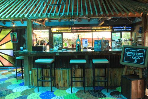 Ο χώρος του lounge ή του μπαρ στο Balsa Surf Camp