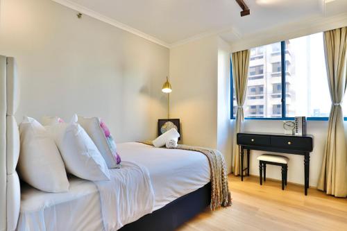 Ένα ή περισσότερα κρεβάτια σε δωμάτιο στο Vintage Charm 3BR Abode - Views丨 Parking丨Gym丨 Pool
