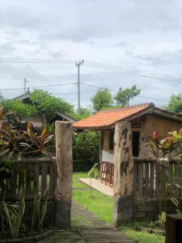 Taman di luar Umah Kayu 1-Menjangan homestay