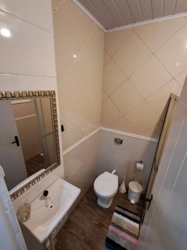 Ένα μπάνιο στο Apartamento 1 dormitório Rio vermelho