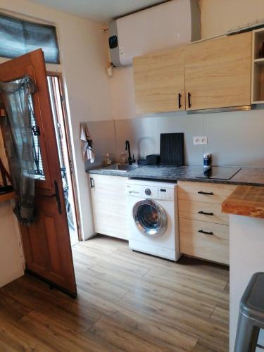 une cuisine avec une machine à laver et un lave-linge dans l'établissement Studio centre ville st aubin, à Toulouse