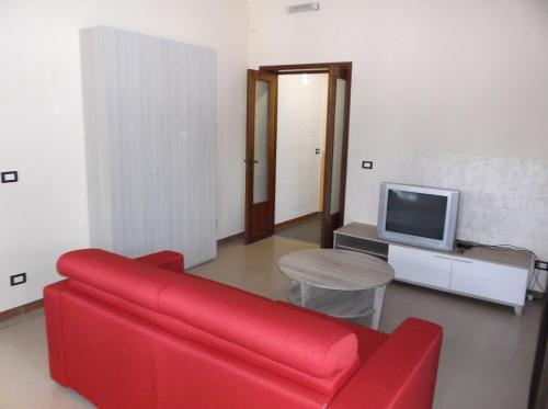 シラクーサにあるVilla Lucia Isolaのリビングルーム(赤いソファ、テレビ付)