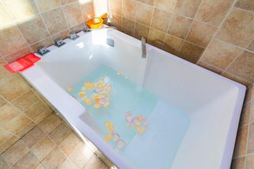 a bath tub with flowers in the middle of it at 我们的小院-不期而遇 in Zhoushan