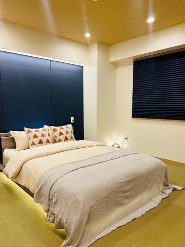 World House Kameido -Direct to Akihabara&Shinjuku, near Asakusa &Skytree, 30 mins to Disney by trainにあるベッド