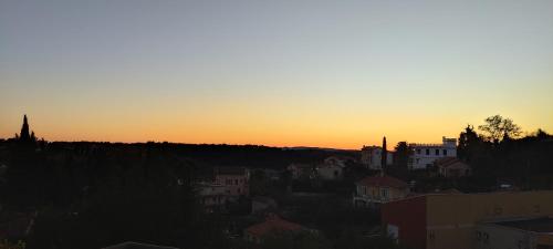 - une vue sur la ville au coucher du soleil dans l'établissement T2 clim piscine tout équipé au calme, à Vence