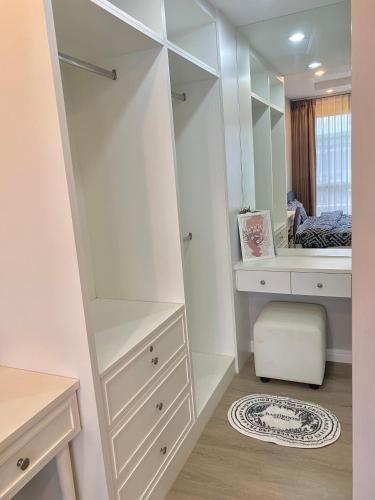 a dressing room with a mirror and a dressing table at Lucky Lucky Chill in Chon Buri
