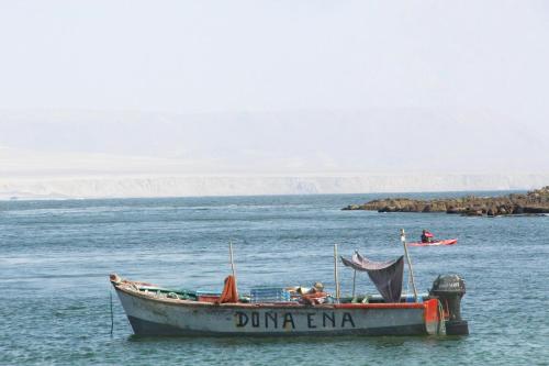 a boat in the water with people on it at Hotel Riviera Inka Paracas in Paracas