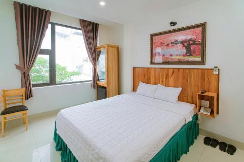 Katil atau katil-katil dalam bilik di khách sạn Hồng Thịnh