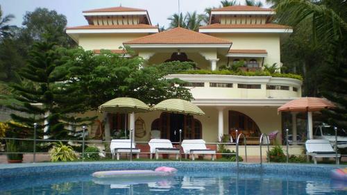 Una casa grande con piscina delante de ella. en Luxury pool villa kovalam, en Trivandrum