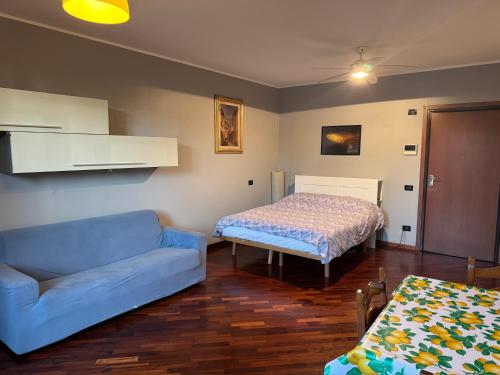 una sala de estar con un sofá y una cama en Ampio monolocale, en Brescia