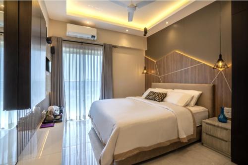 a bedroom with a large white bed and a window at Blue Forest Residencies in Sri Jayewardenepura Kotte