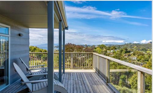 Waiheke IslandSeaview Escape, Onetangi的带椅子的阳台，可欣赏山景
