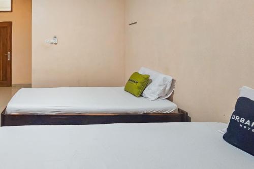 Postel nebo postele na pokoji v ubytování Urbanview Syariah Pendopo Tumaritis Cianjur