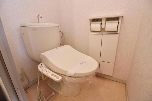羽村市b5羽村駅徒歩14分の2DK 自然派にもオススメ的一间带卫生间和遥控器的浴室