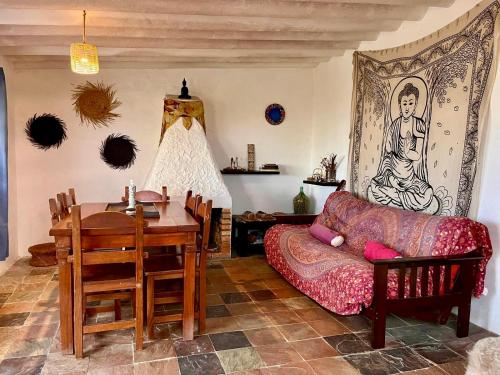 una sala de estar con un sofá y una mesa en Sat Nam, en Cabo Polonio
