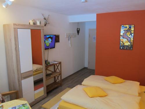 a small room with two beds and a mirror at Haus am Kurpark in Schömberg