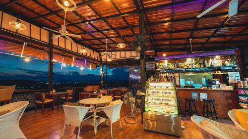 Lounge nebo bar v ubytování So View Phuket Resort
