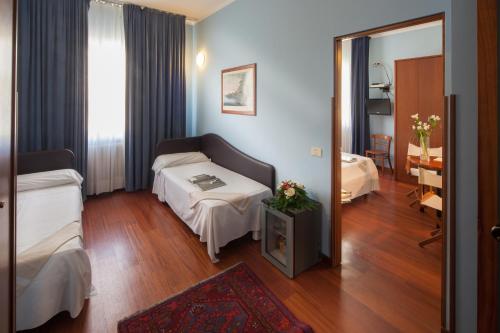Un pat sau paturi într-o cameră la Hotel Mariani