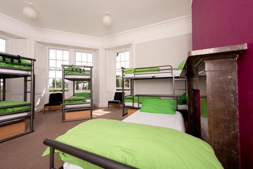 Двухъярусная кровать или двухъярусные кровати в номере YHA Langdale