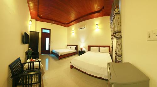 1 dormitorio con 2 camas en una habitación en Sunrise Homestay, en Hoi An