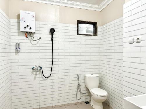 Koupelna v ubytování OWK Homestay Mitra RedDoorz Wonosobo