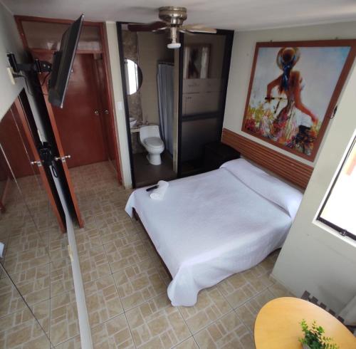 伊察Hotel Kallma的一间设有床铺和卫生间的客房