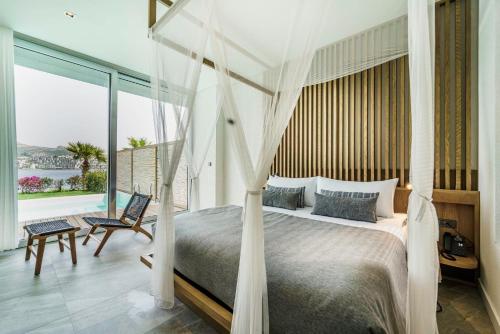 Ένα ή περισσότερα κρεβάτια σε δωμάτιο στο Cape Bodrum Luxury Hotel & Beach