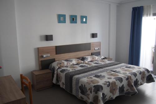 Ένα ή περισσότερα κρεβάτια σε δωμάτιο στο Hostal El Trovador