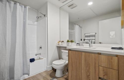 Ένα μπάνιο στο Sunset Duo 2 bedroom Charm with FREE Parking