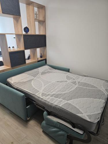 eine Matratze auf einem Bettrahmen in einem Zimmer in der Unterkunft Family Apartament Mamaia in Mamaia Nord – Năvodari