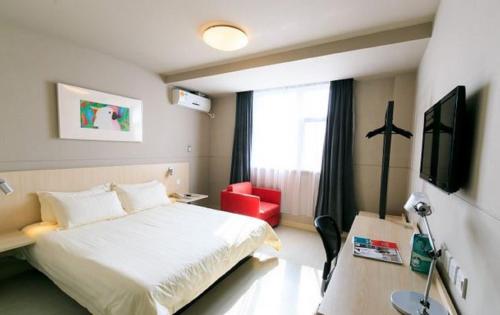 Un pat sau paturi într-o cameră la Jinjiang Inn Beihai Beibu Gulf Square