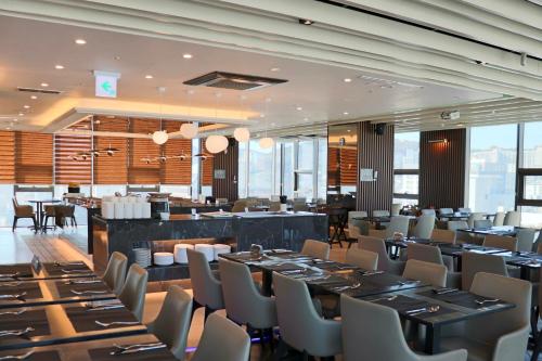 Restaurace v ubytování Ramada Encore by Wyndham Busan Station