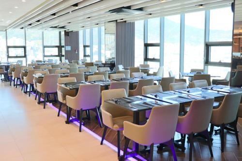 Restaurace v ubytování Ramada Encore by Wyndham Busan Station