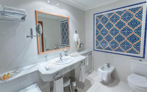 A bathroom at El Mouradi Hotel Africa Tunis