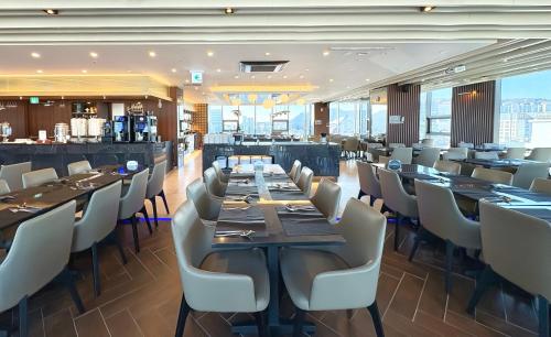 Restaurace v ubytování Ramada Encore by Wyndham Busan Station