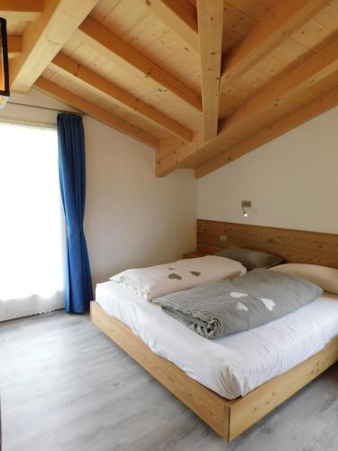 Ένα ή περισσότερα κρεβάτια σε δωμάτιο στο Ciasa Weiss