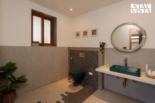 Ένα μπάνιο στο StayVista at Ridgewood Mansion with BBQ, Gazebo & Infinity Pool