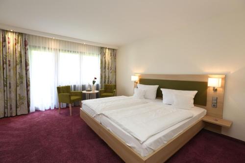 una camera con un grande letto bianco di Hotel Sonne a Zell am Harmersbach