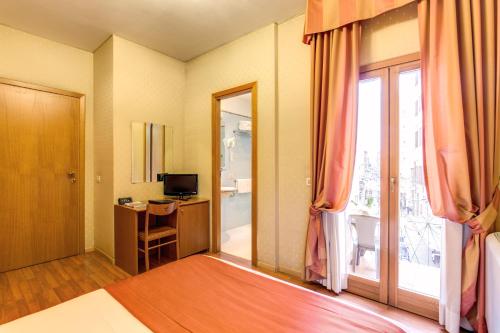 - une chambre avec une porte et un miroir dans l'établissement Flower Garden Hotel, à Rome