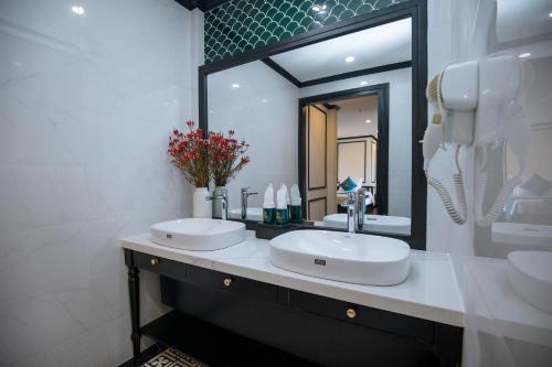 Ένα μπάνιο στο Cherry Đà Lạt 3 - Luxury Hotel