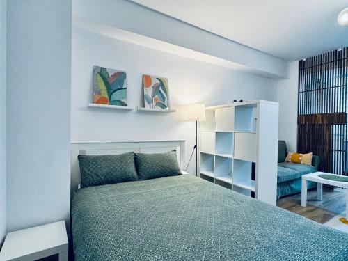 ein kleines Schlafzimmer mit einem Bett und einem Schreibtisch in der Unterkunft Altheda Living Zircon A-37 in Suceava