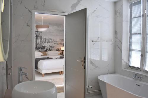 ディエップにあるVilla Castel Chambres d'hôtes B&Bのバスルーム(バスタブ、シンク、ベッド付)