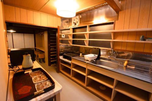 Kuchyň nebo kuchyňský kout v ubytování Guesthouse Hatagoya sato 旅籠屋さとう